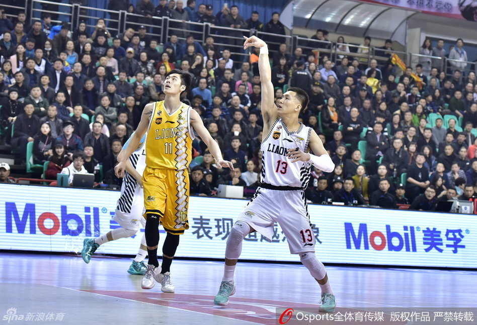 身披红色战袍的郭艾伦在赛场上运球疾进，眼神凌厉，透出一股誓要撕裂对手防线的杀气。