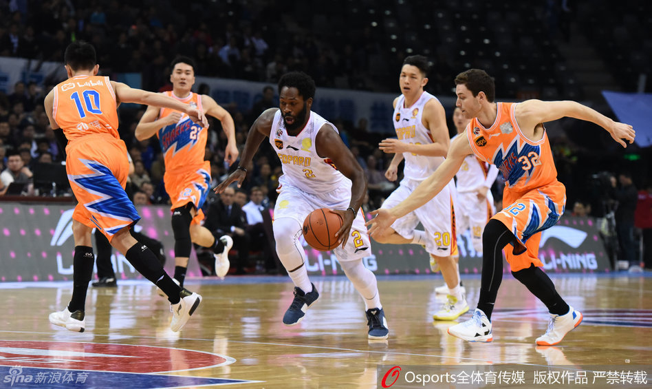 场边热情的深圳球迷打出标语,为即将踏上半决赛的球队呐喊助威。