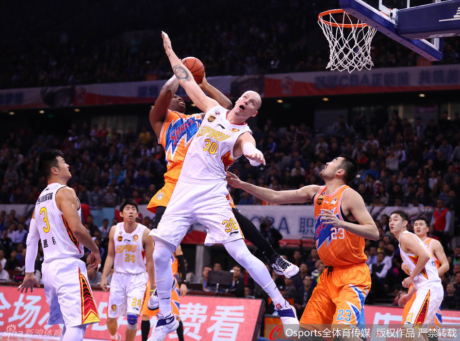 弗雷戴特在加时赛命中关键三分后,握拳怒吼,展现孤胆英雄的悲壮。