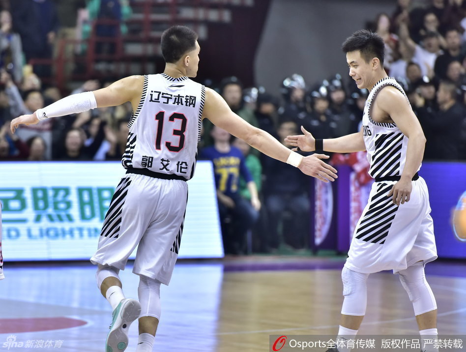 郭艾伦与福特森在赛后英雄相惜,两人握手致意,此前系列赛的火药味在这一刻化为相互的尊重与欣赏。