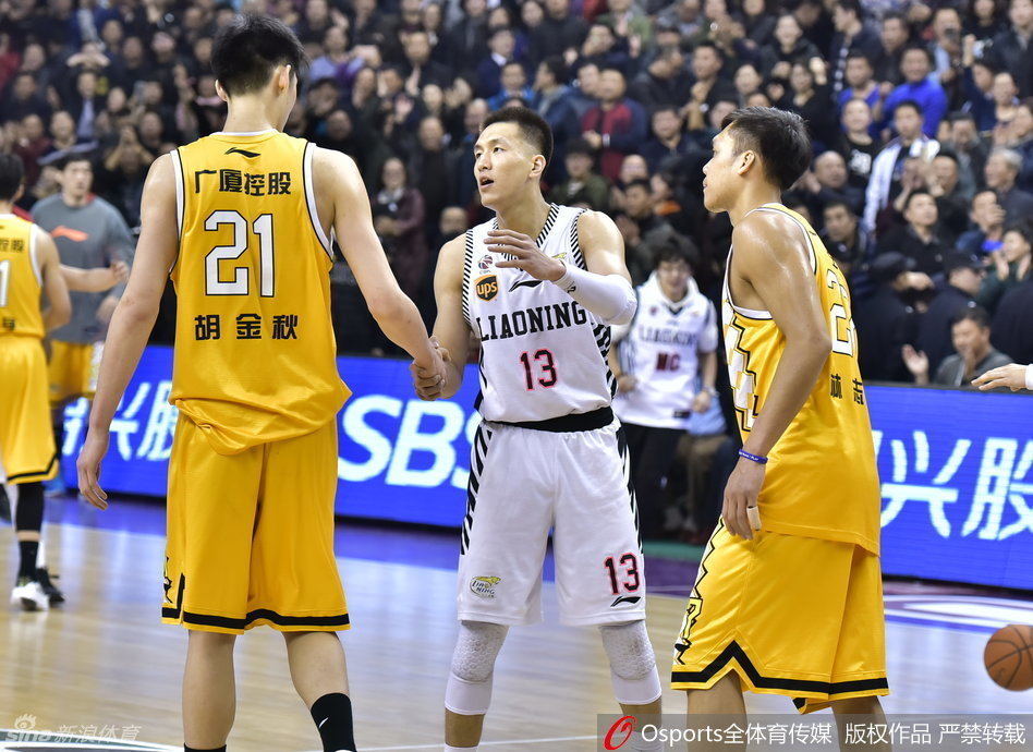辽篮双子星郭艾伦与赵继伟在逆转取胜后激情对吼庆祝,两人的紧握的双拳与坚毅的眼神宣告着属于辽宁篮球的青春风暴正式回归。