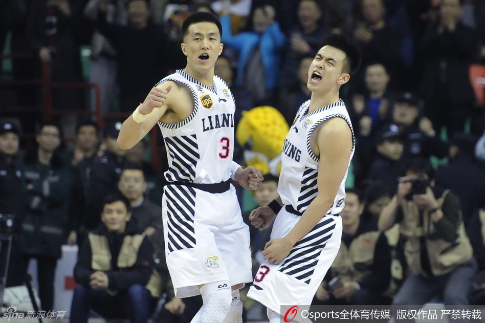 辽宁队主帅郭士强在喧嚣散去后,紧紧牵着女儿的小手离开赛场,铁血硬汉的父爱柔情在这一刻成为最温暖的背景。