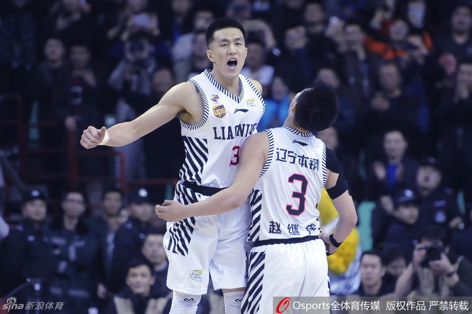 胡金秋落寞离场,郭艾伦上前送上安慰的拥抱,两位中国男篮内线与外线的未来支柱在这一刻诠释了英雄相惜的真谛。