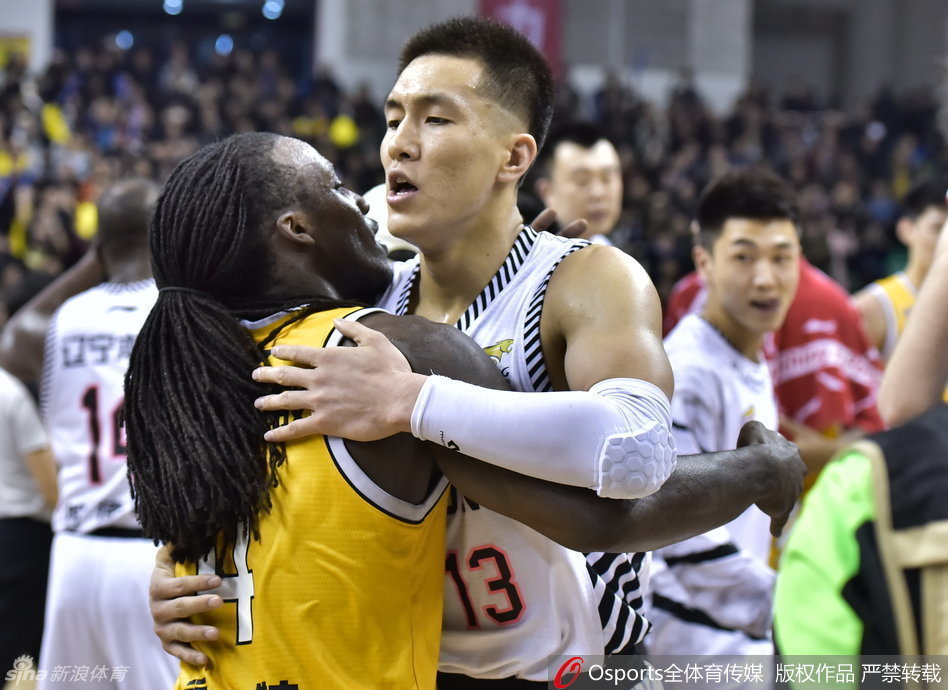 刘志轩握拳怒吼庆祝,作为本场的奇兵,他用精准的投射为辽篮的逆转奠定了坚实的基础。