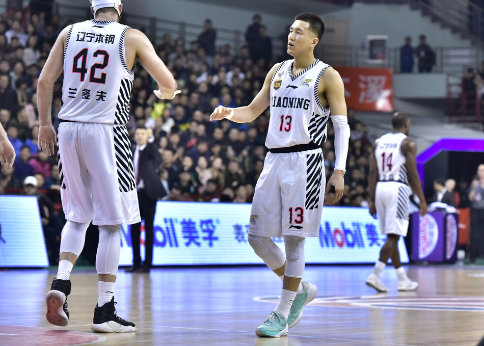 辽宁队外援兰多夫在内线凭借强壮的身体卡住有利位置，为争抢篮板球做好准备。