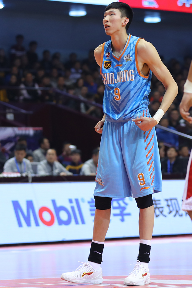 布莱切在比赛中露出夸张而自信的表情，仿佛一切尽在掌握，他的内线强攻让山东队无解。