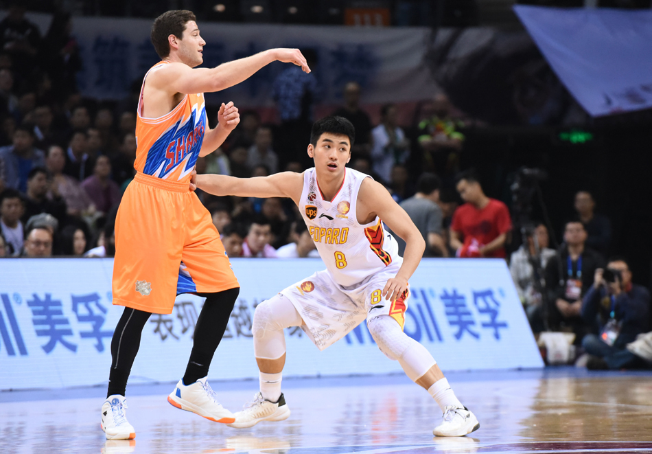 “弗神”弗雷戴特在深圳队员的围堵下强行突破,眼中只有篮筐。