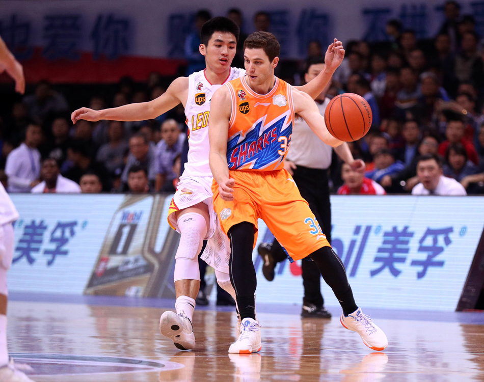 帕戈加速突破上海防线, despite 上海内线两大将张兆旭和曾文鼎的联手封堵。