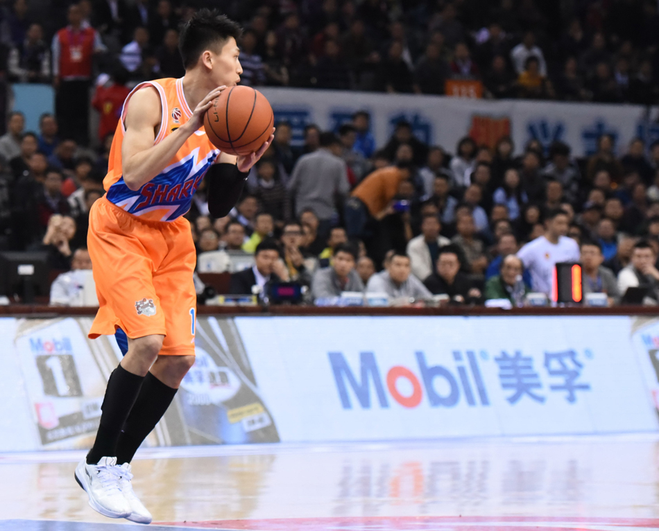 顾全力压上海内线,高高跃起抢下关键篮板,为深圳队争取到宝贵球权。