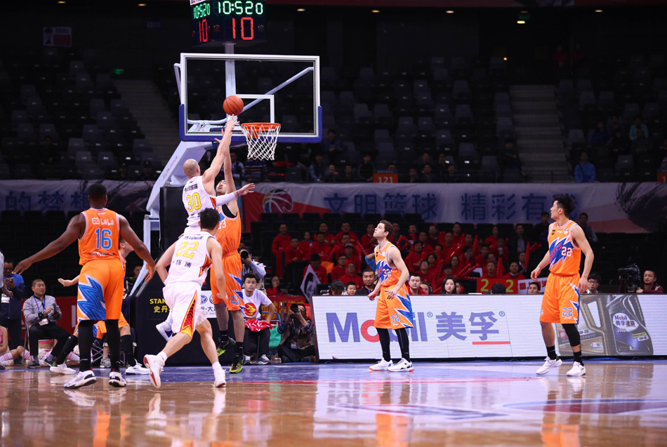 深圳队员在胜局已定时忘情击掌,庆祝这场来之不易的生死战胜利。