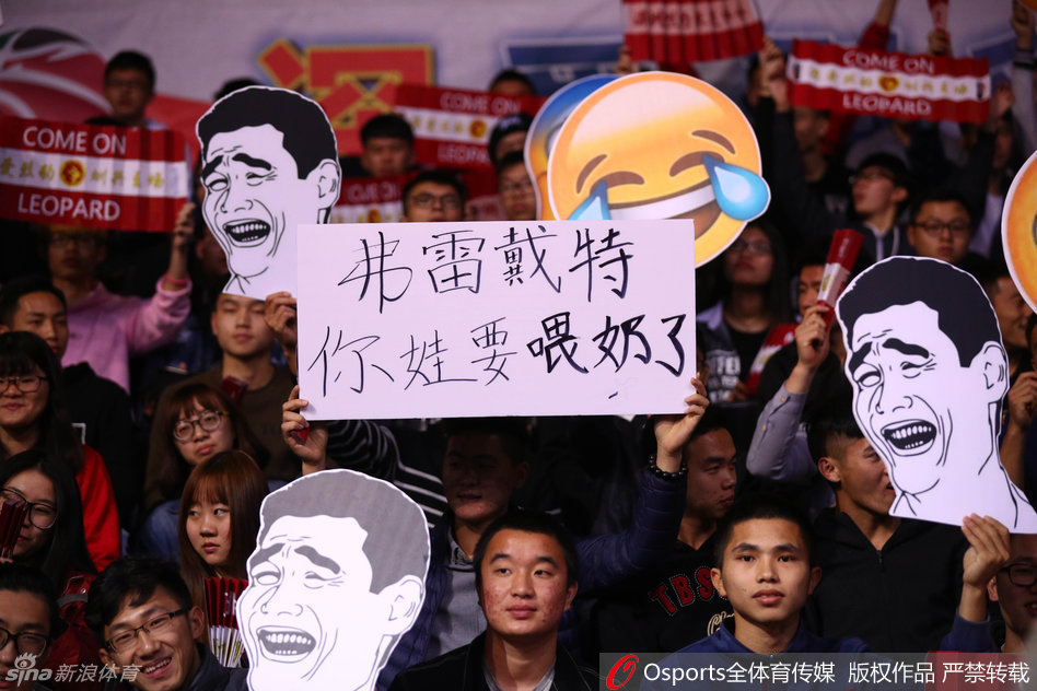 看台上，一位小球迷双手举着自制的标语牌，上面写着‘再赢62分’，这不仅是调侃上一场的大胜，更是对主队火力的无限期许。