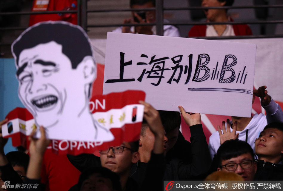 几位年轻的球迷合力展开一面巨大的蓝色旗帜，上面写着‘深圳力量’四个大字，象征着这座城市与球队并肩作战的决心。