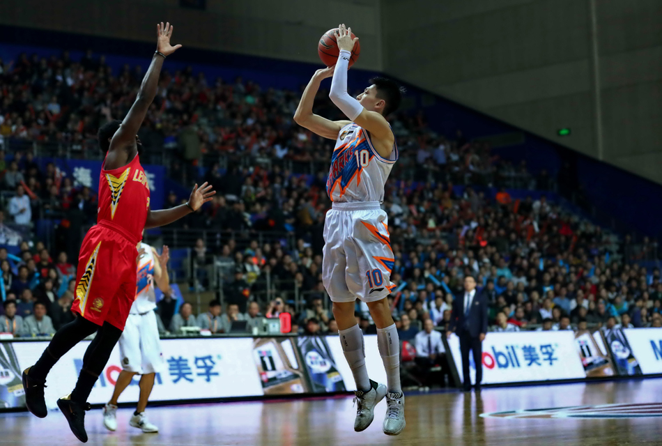 比赛结束的瞬间，深圳全队紧紧拥抱在一起，球员们脸上洋溢着胜利的喜悦，庆祝这来之不易的系列赛胜利。