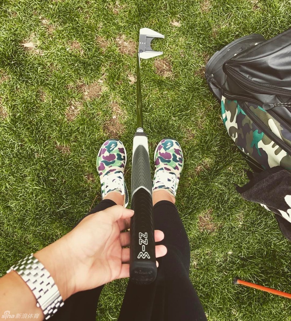 黄昏时分结束训练,高尔夫球手眺望大海,脸上洋溢着满足与平静