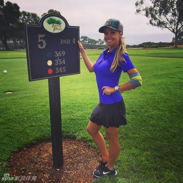 海风吹拂中准备击球,高尔夫球手的身影与远方的海浪形成诗意构图