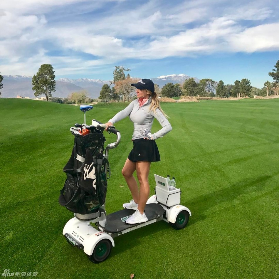 夕阳下海边推杆练习,金色光芒为高尔夫球手披上温暖光晕