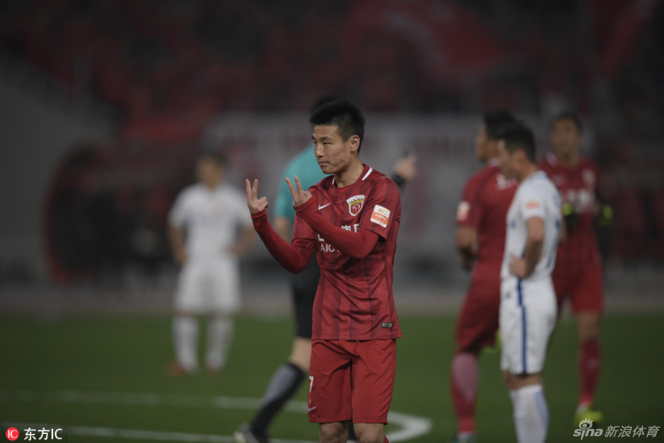 在球队得分的瞬间，武磊与吕文君兴奋地相拥怒吼，脸上洋溢着难以言表的喜悦，身后的上港队友们也纷纷冲上前来，共同沉浸在进球带来的狂喜浪潮之中。