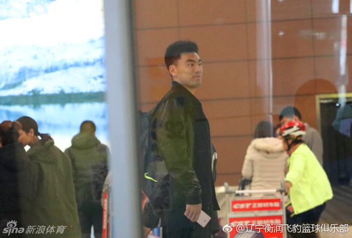 在沈阳桃仙国际机场,李晓旭身着黑色休闲装,推着满载而归的行李车,脸上洋溢着回家的轻松笑容,俱乐部代表上前为他送上鲜花表示欢迎。