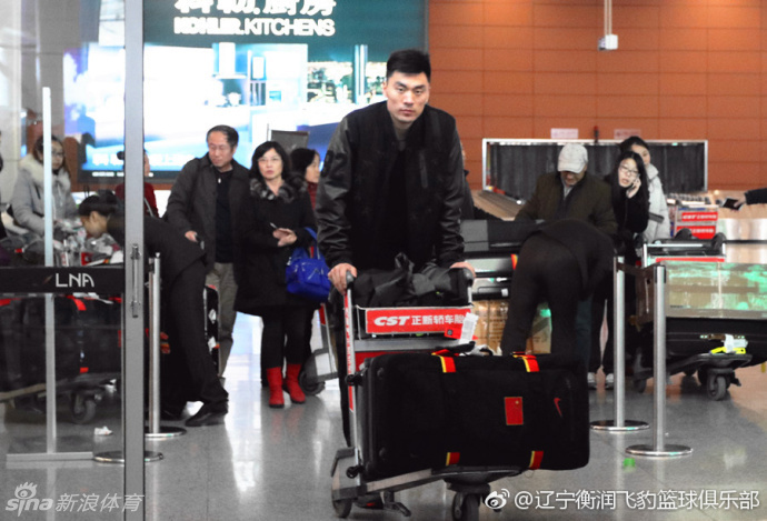 抵达乌鲁木齐酒店后,当队友们都在休息调整时,李晓旭却独自来到空旷的篮球馆,在助教的注视下默默进行投篮练习,汗水浸湿了他的球衣。