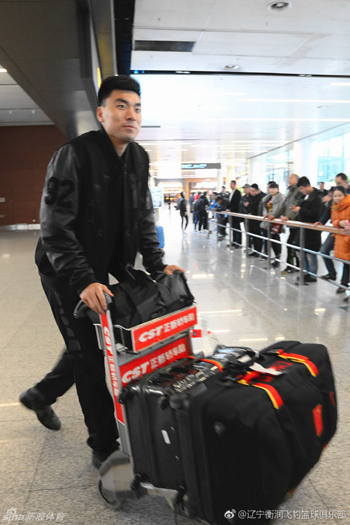 在体能测试现场,李晓旭正在进行折返跑,他咬紧牙关拼尽全力,但为了保护脆弱的跟腱,动作显得有些小心翼翼,场边的测试人员密切关注着他的状态。