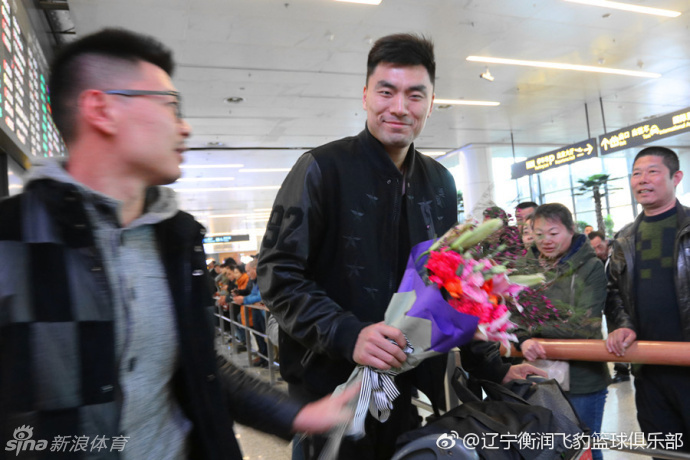 辽宁队赛前训练中,李晓旭和韩德君这对老搭档正在交流,李晓旭用手指着战术板比划着什么,韩德君则双手叉腰认真倾听,内线双塔的默契依旧。