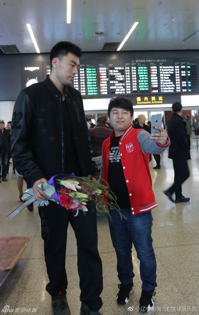 全运会赛场上,重新披挂上阵的李晓旭高高跃起,在对手头顶抢下关键篮板球,这一刻他等待了太久,脸上的表情写满了坚毅和渴望。