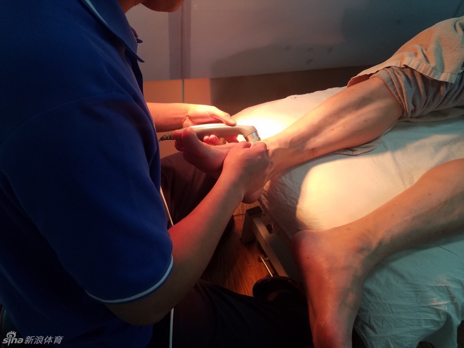 孙悦在康复中心内，神情专注地接受理疗师对他脚踝的细致按摩，试图缓解那积攒了一整个赛季的酸痛与疲劳。
