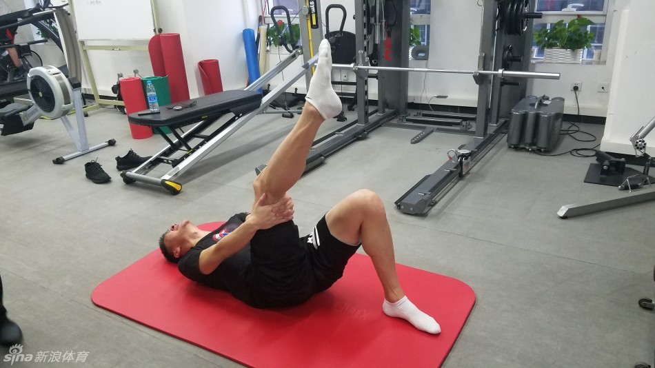 孙悦正在进行水中康复训练，水的浮力减轻了脚踝的承重，他咬牙坚持完成每一个动作，汗水与水花交织在一起。