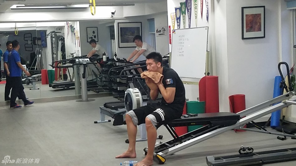 康复中心的一角，孙悦利用器械进行拉伸，阳光透过窗户洒在他身上，仿佛预示着康复之路虽然辛苦，但充满希望。