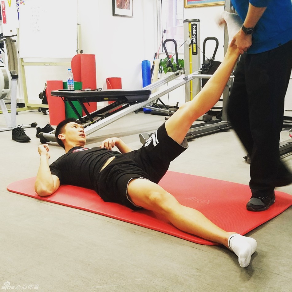 康复结束后的孙悦，躺在理疗床上进行冰敷和最后的放松，虽然面露倦意，但眼神中透露出的是对彻底摆脱伤病的坚定信念。