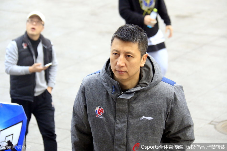  主教练郭士强神情严肃地站在场边，双手插兜注视着弟子们的每一个动作，他的目光如扫描仪般细致，不放过任何一处备战细节。