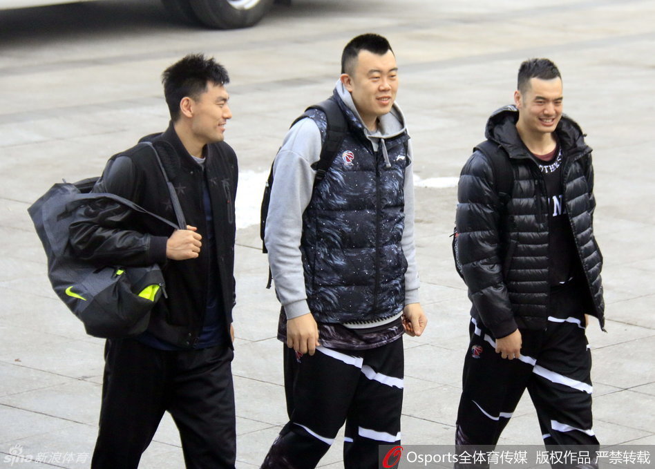  韩德君与李晓旭、廉明在训练场边谈笑风生，三人正在更换装备，大韩的笑容憨厚温暖，仿佛在说兄弟归来就是最大的底气。