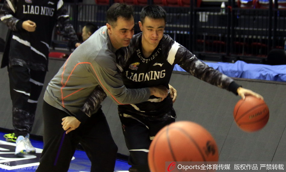  杨鸣在三分线外练习投篮，这位球队的老将动作舒展写意，尽管出场时间可能不多，但每一次训练他都以身作则，诠释着榜样的力量。