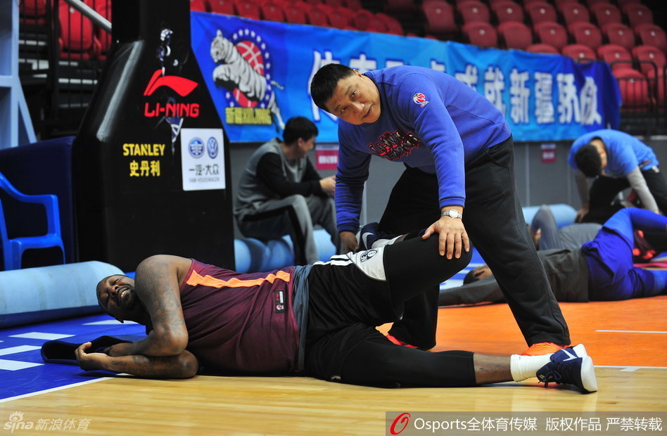 孙鸣阳在训练尾声加练了一记势大力沉的单手劈扣,篮球应声入网,引来场边队友的一阵欢呼。