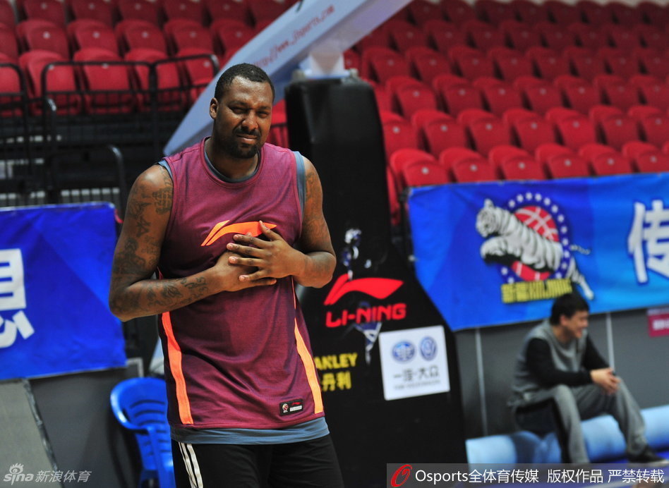 刚刚结束训练的布拉切在场边变身“活宝”,搞怪的表情和动作让一旁的孙桐林忍俊不禁,队医也露出了无奈的笑容。