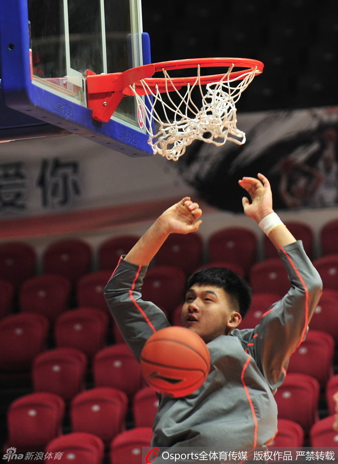 周琦在训练中与队友进行挡拆配合,高大的身影在篮下极具威慑力,他是新疆内防线的重要保障。