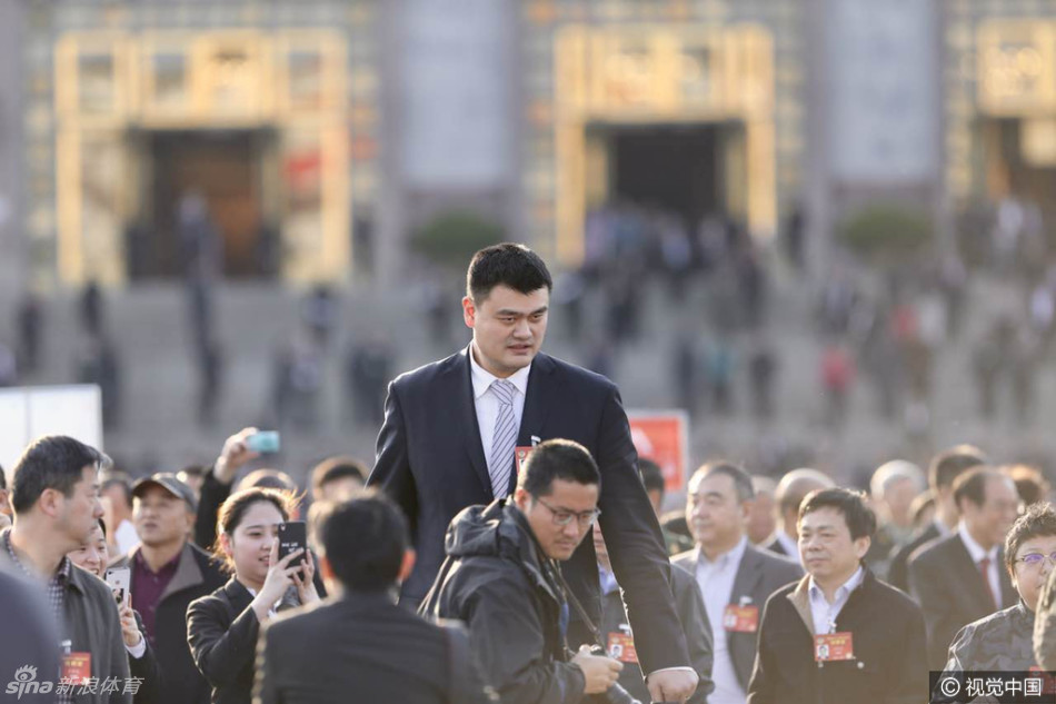 人潮涌动的政协会场外，姚明那标志性的高大身影一出场便成为全场视觉焦点，他神情专注而从容，身边是步履匆匆的其他委员