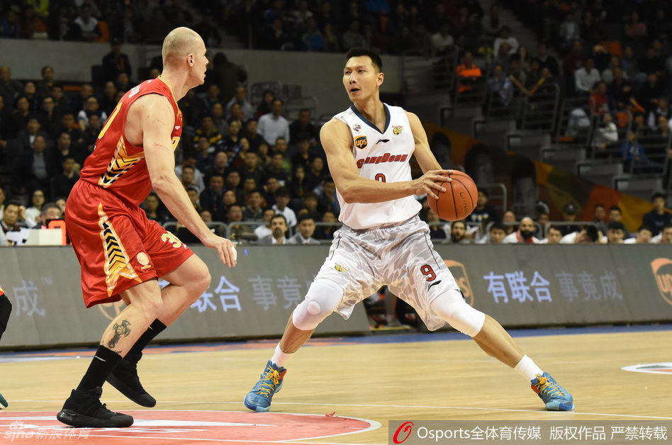 跳球瞬间,易建联修长的身姿如弓弦般绷起,指尖轻拨,为广东队拨开了这场攻城战的序幕。