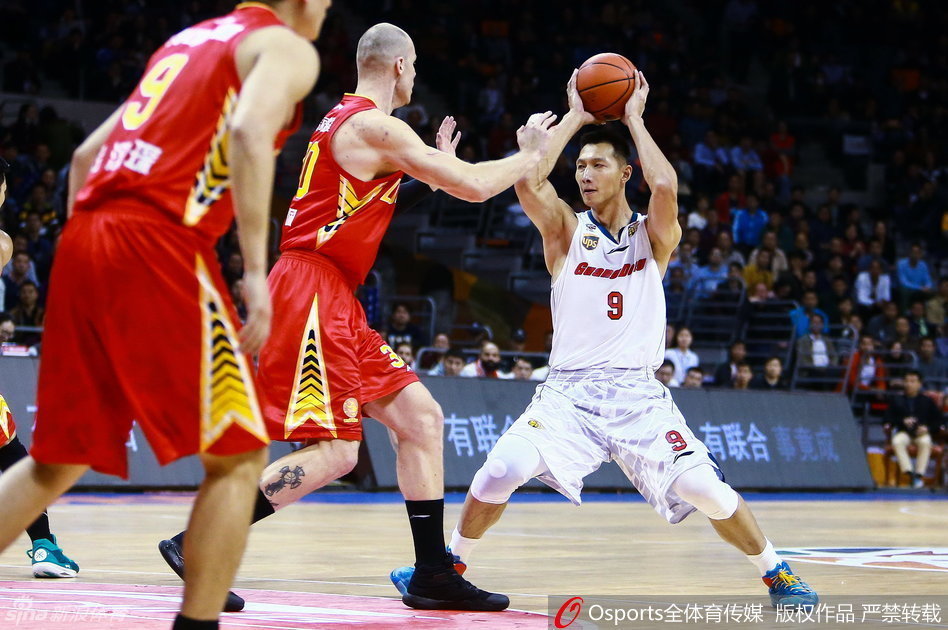 摩擦过后,易建联眼神坚毅,面对兰佩的防守连续摩拳擦掌,用一次标志性的金鸡独立跳投予以回应。