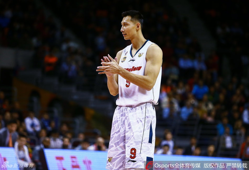 新星赵睿面对深圳防线毫无惧色,单臂运球推进时霸气一指,指挥队友落位,眼里闪烁着初生牛犊的锐气。