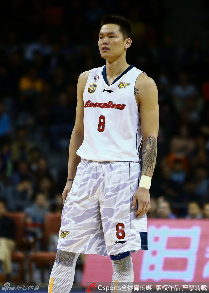 为了争夺球权,朱芳雨奋力扑倒在地,与地板亲密接触,用一次次奋不顾身的拼抢捍卫着八冠王的尊严。