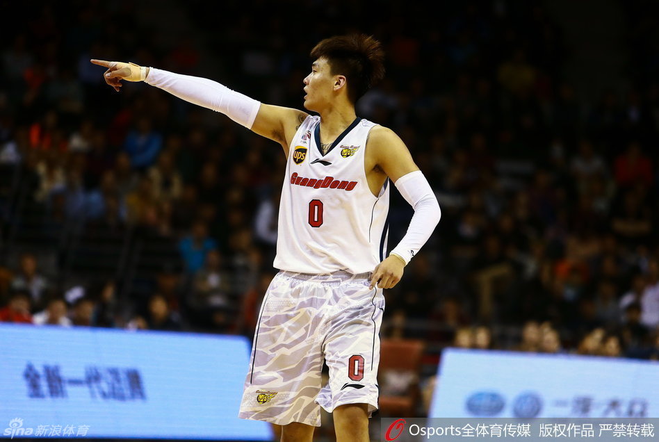 队长周鹏底线持球,面对防守者一个敏捷的后转身,如利刃出鞘直插腹地,在空中对抗后强硬将球放进篮筐。