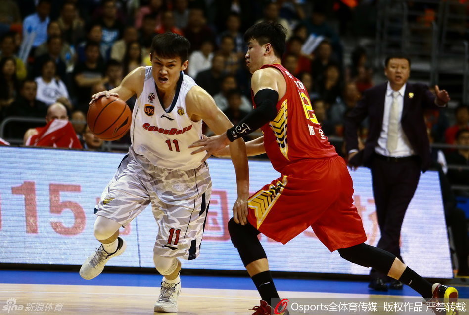 斯隆与易建联在罚球线附近上演经典配合,阿联高高跃起尝试空中接力,指尖轻触皮球改变轨迹,彰显默契。