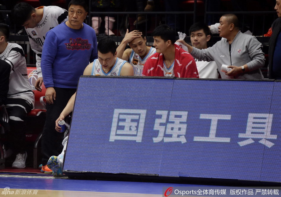 李根在队医的陪伴下缓缓走回更衣室，通道的灯光洒在他身上，留下一个长长的影子，预示着这次受伤为新疆队的前路蒙上阴影。