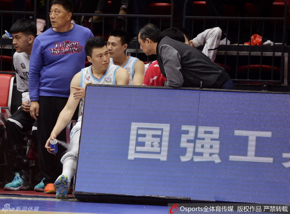 缓步走回赛场的李根，虽然已无法继续比赛，但他的身影依然激励着场上的队友，新疆队最终守住了胜利，却留下了李根伤情的悬念。