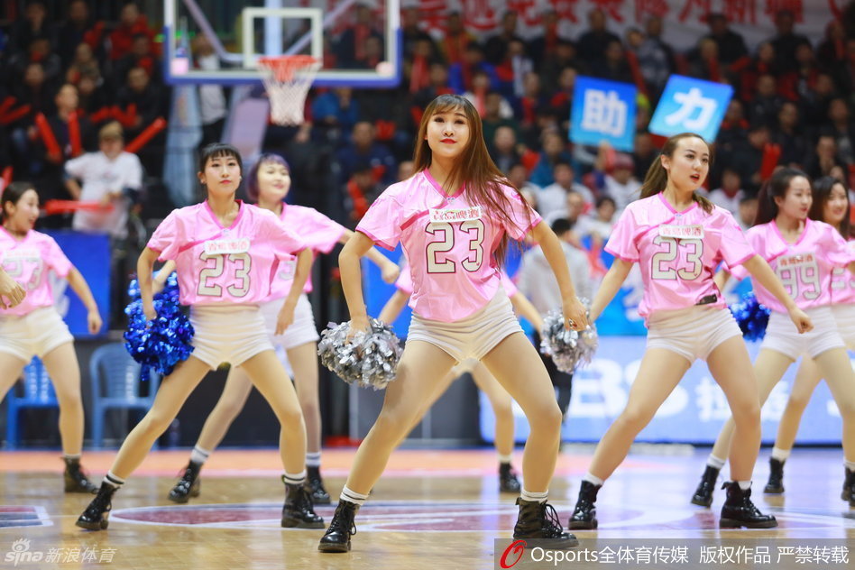 表演进入高潮,宝贝们忽然集体下腰,展现出惊人的身体柔韧性,那一刻力量与柔美完美结合,瞬间引爆了场边观众的热情欢呼。