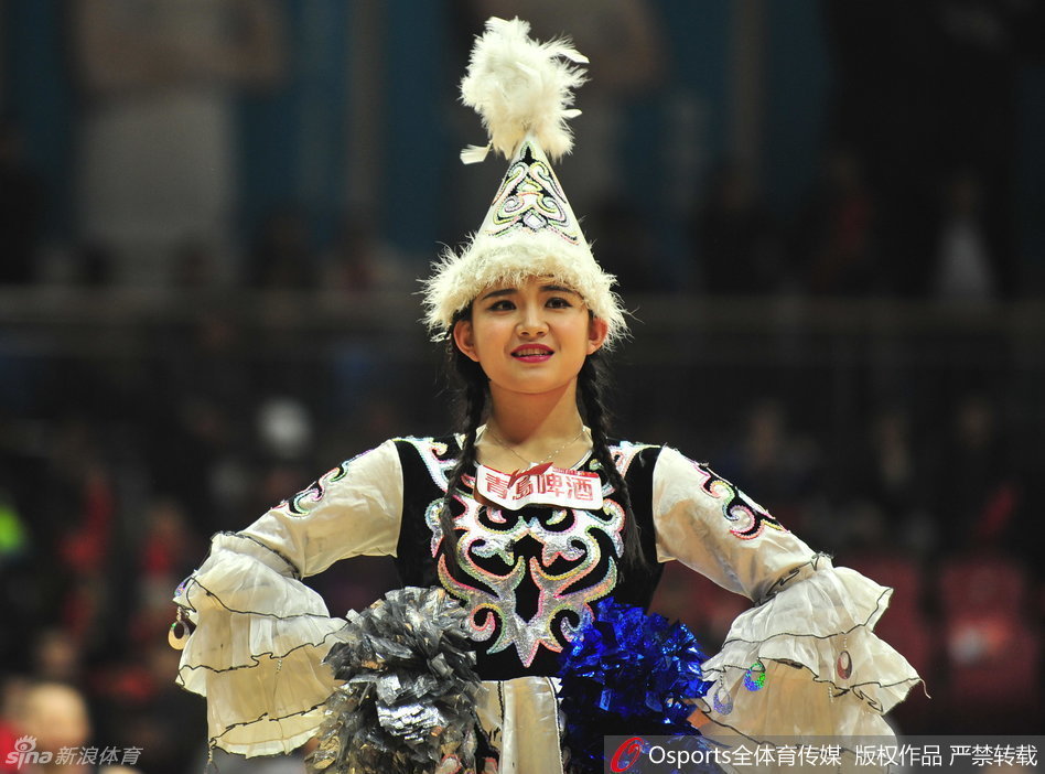 在变换的彩色灯光下,几位篮球宝贝背对背摆出酷炫的造型,她们的身姿挺拔,仿佛在告诉全场观众:这里不仅是篮球的战场,也是我们绽放青春的舞台。