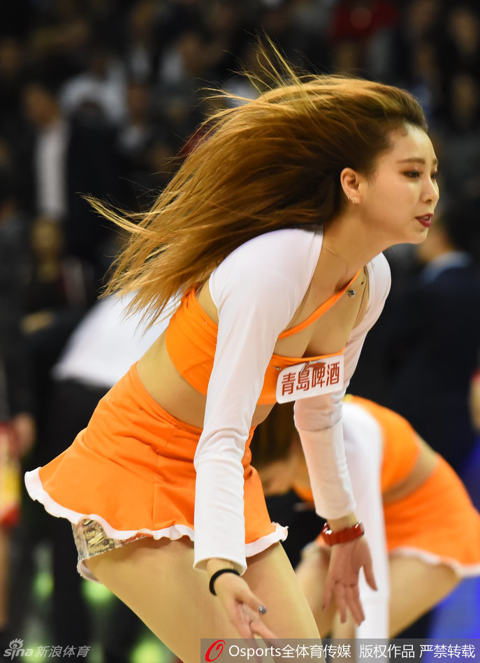 动感十足的舞蹈中,篮球宝贝们挥动彩穗,动作整齐划一,灿烂的笑容如同赛场上的阳光,感染着看台上的每一位男女老少。