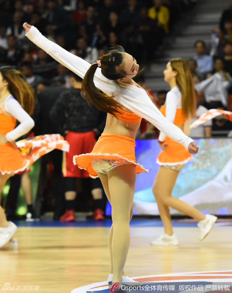 表演结束,宝贝们手拉手向观众鞠躬致意,额头上细密的汗珠在灯光下闪闪发光,这一刻她们不仅是舞者,更是这个激情之夜最美丽的注脚。