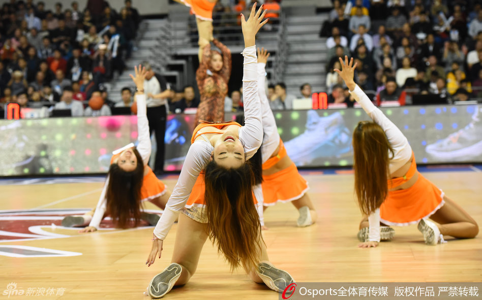 灯光聚焦的赛场中央,篮球宝贝们随着动感的鼓点跃动,她们飞扬的发丝和整齐划一的动作,仿佛将整个球馆的激情瞬间点燃。